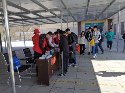五一假期我市在高鐵高速口設立旅游志愿者服務站，暖心服務助力旅游體驗